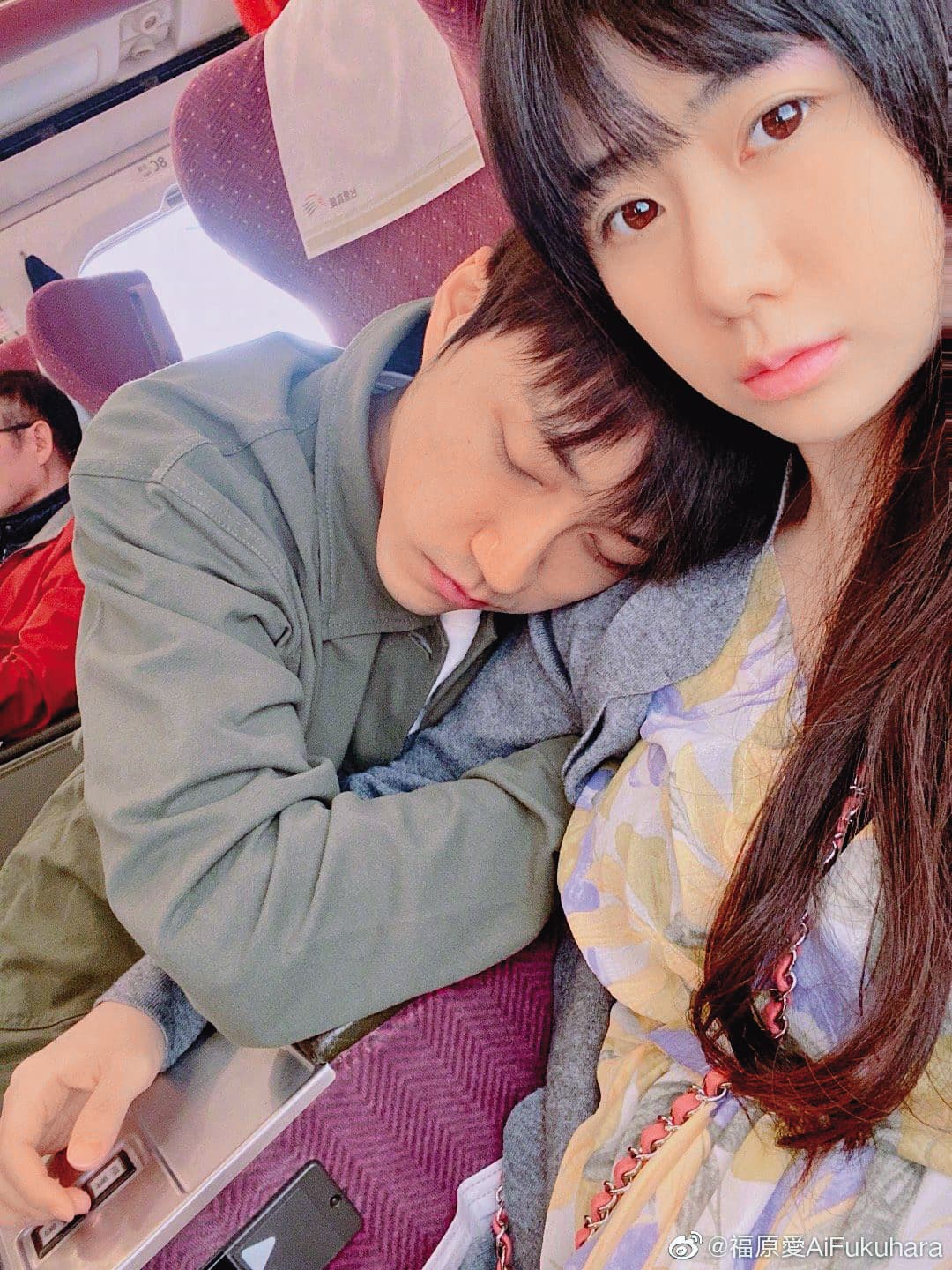 福原愛非常熱愛上傳夫妻甜蜜生活,日本網友評論她中了「愈曬愛、崩壞愈大」的魔咒。(翻攝自福原愛微博)