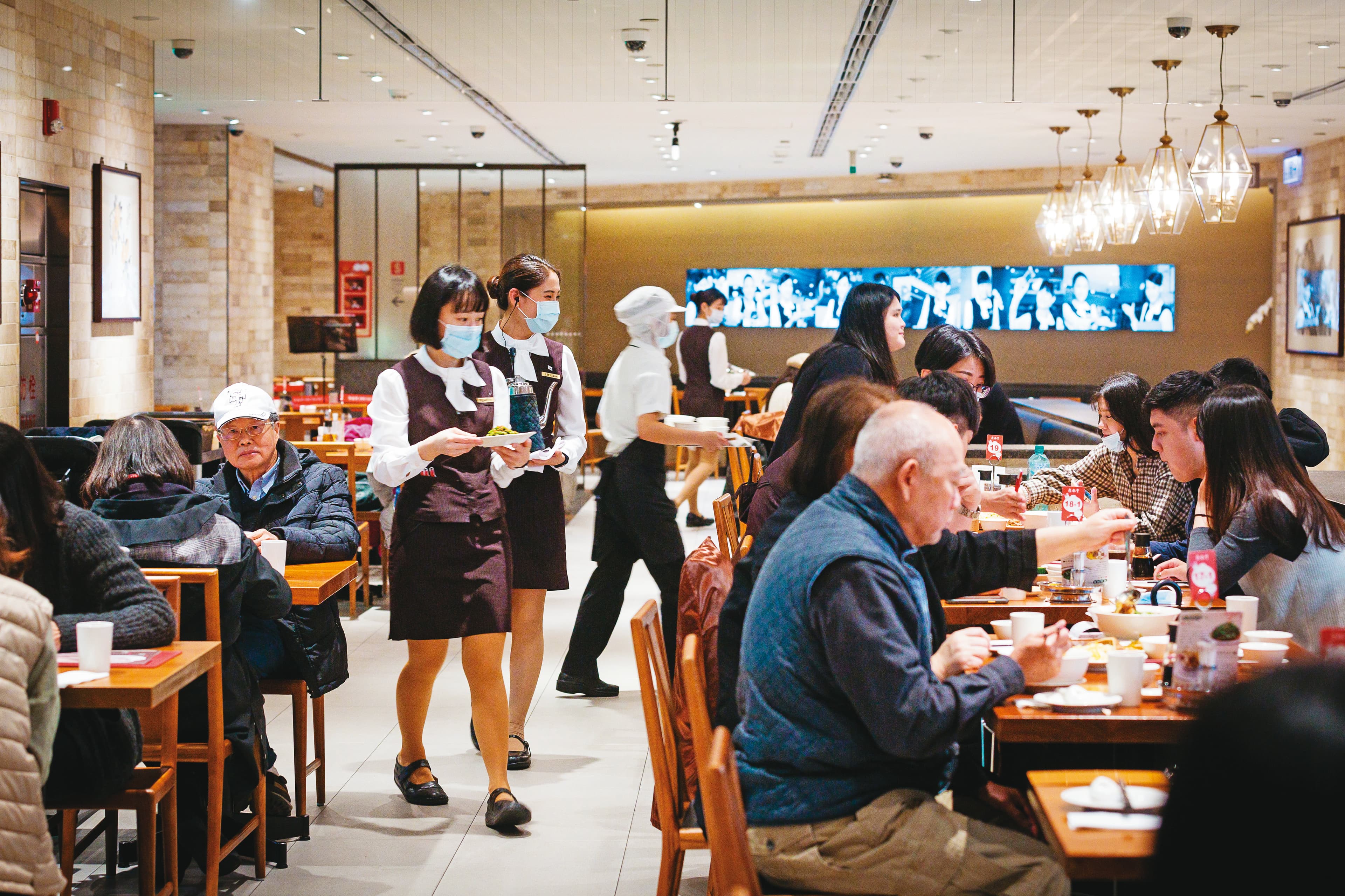鼎泰豐是排隊名店,即使生意受疫情影響下滑,但店內客人還是不少。