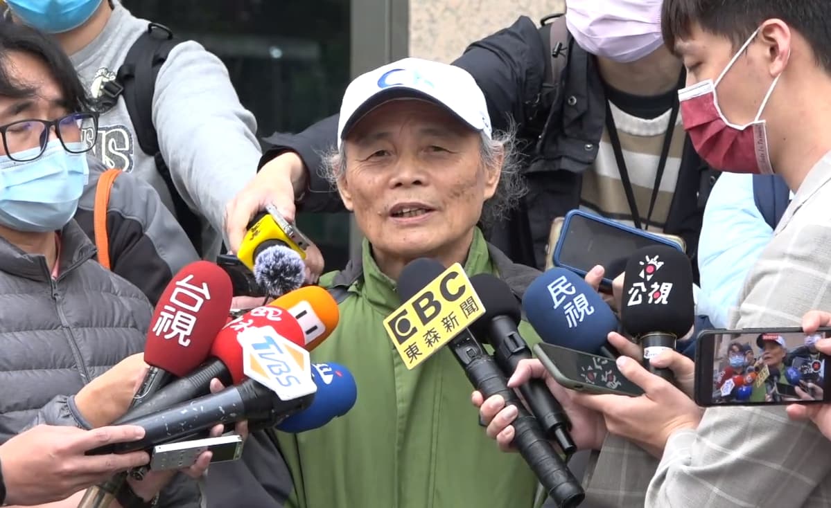 潘忠政解釋,自己僅是給台電環保上的建議,與工程無關,卻被影射從中獲利。(翻攝自珍愛桃園藻礁臉書)