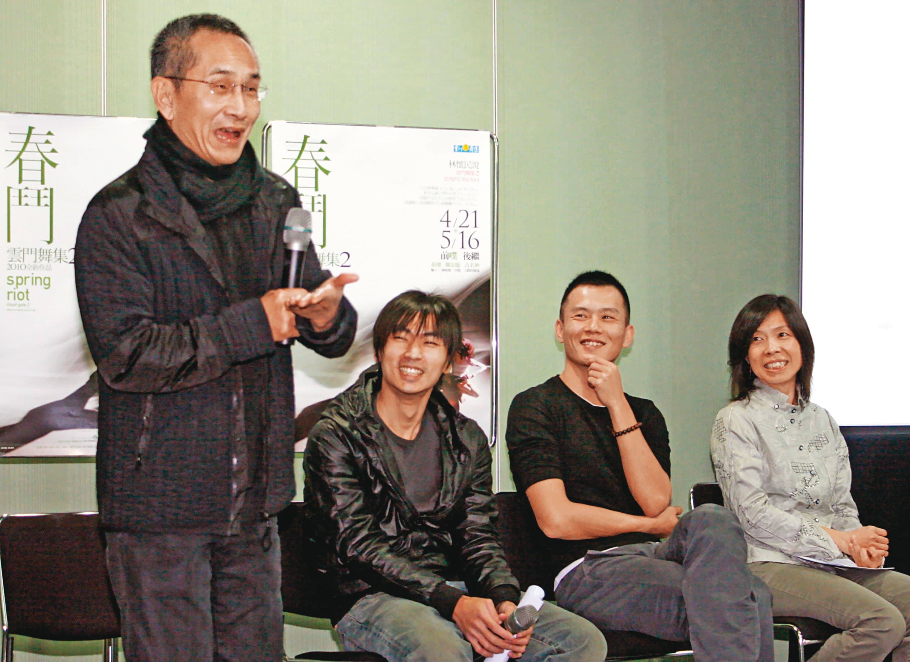 2010年,雲門舞集創辦人林懷民(左)帶著年輕編舞家開《春鬥》記者會,黃翊(中)是其一。右為林懷民接班人鄭宗龍。(中央社)