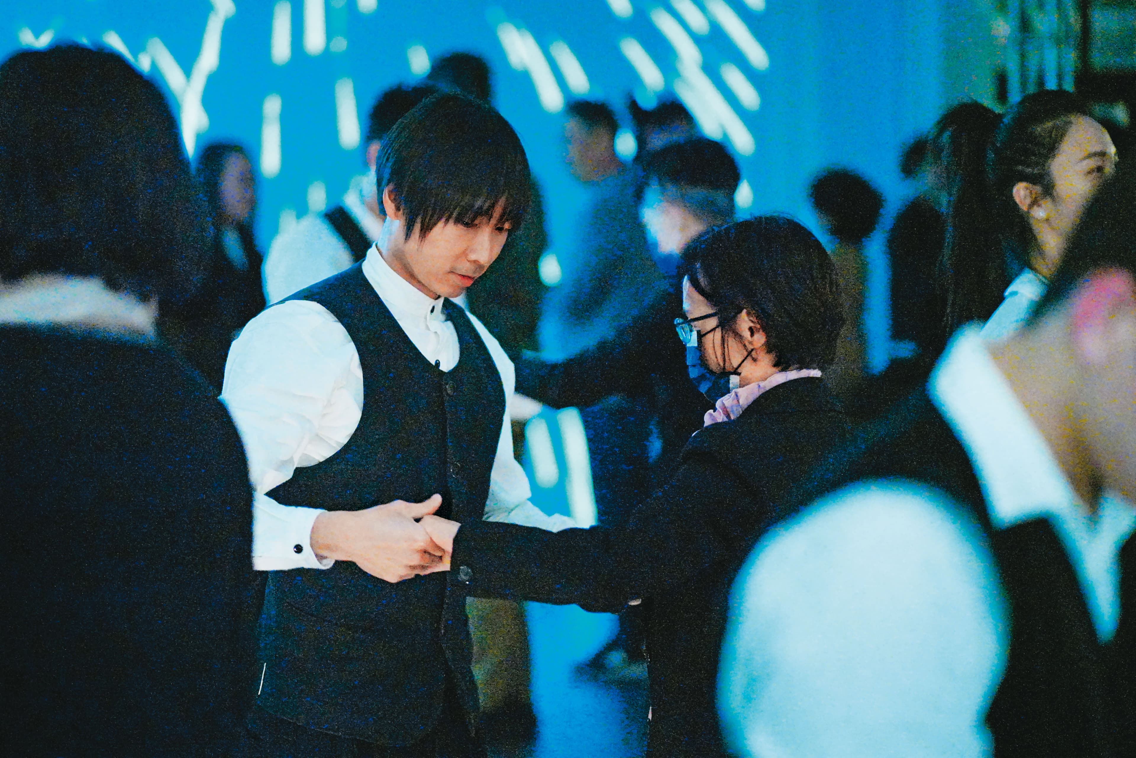 黃翊今年的新作為《小螞蟻與機器人》,4月在兩廳院演出,5月開始發展為小規模定目劇,在松菸演出。圖為定幕劇試演最後,黃翊率舞者與觀眾共舞。