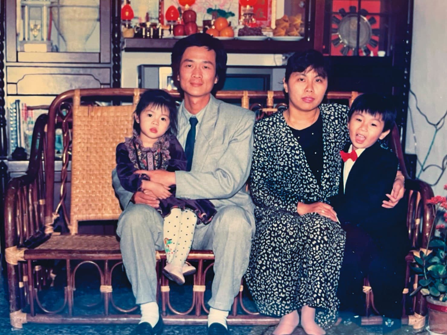 1989年年初二,黃翊(右1)6歲,和爸媽、妹妹在外公家合照。隔年鴻源案即爆發。(黃翊提供)