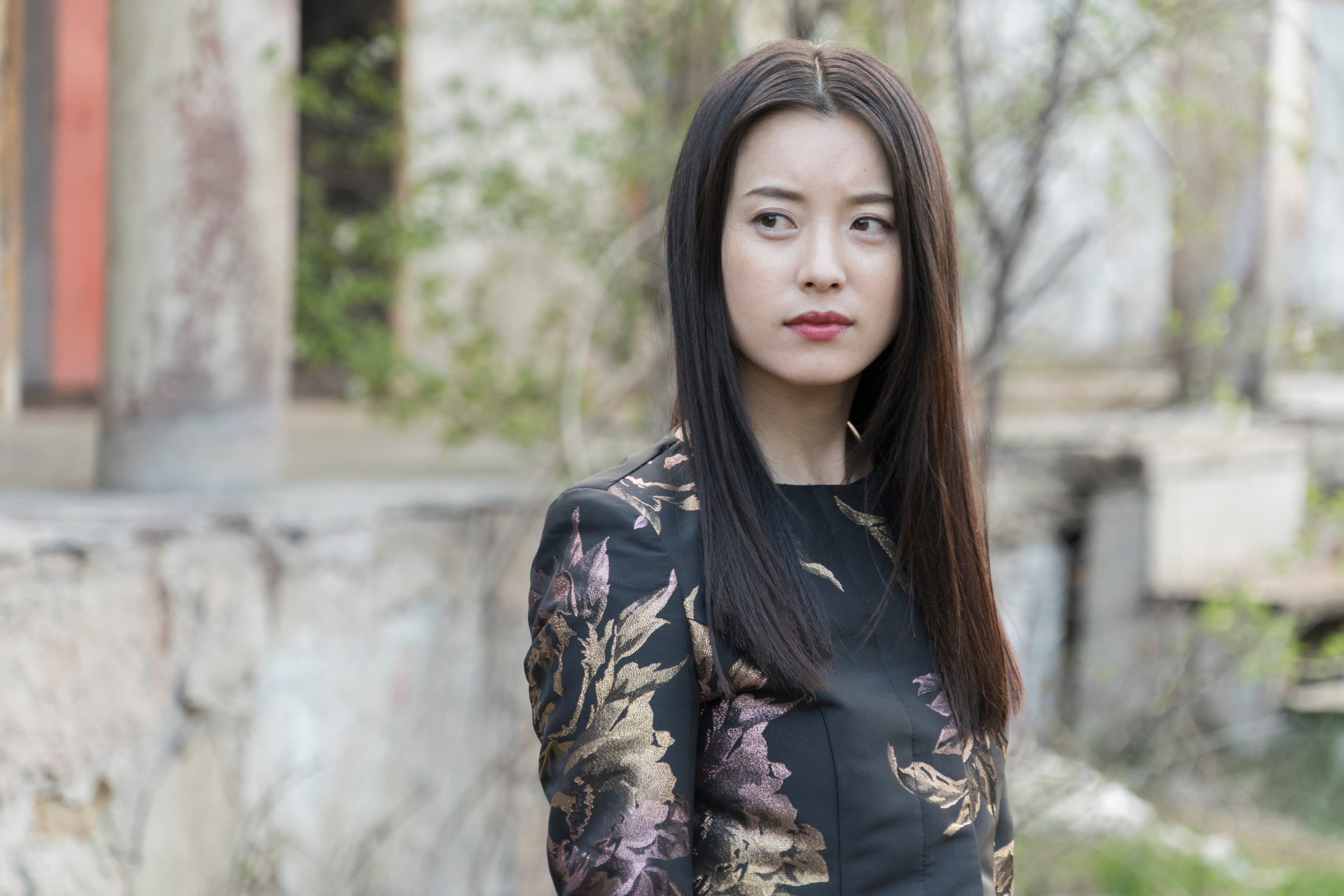 韓孝周在《太陽不會動》飾演身分成謎的女子,展現流露日文、英文實力。(鴻聯國際提供)