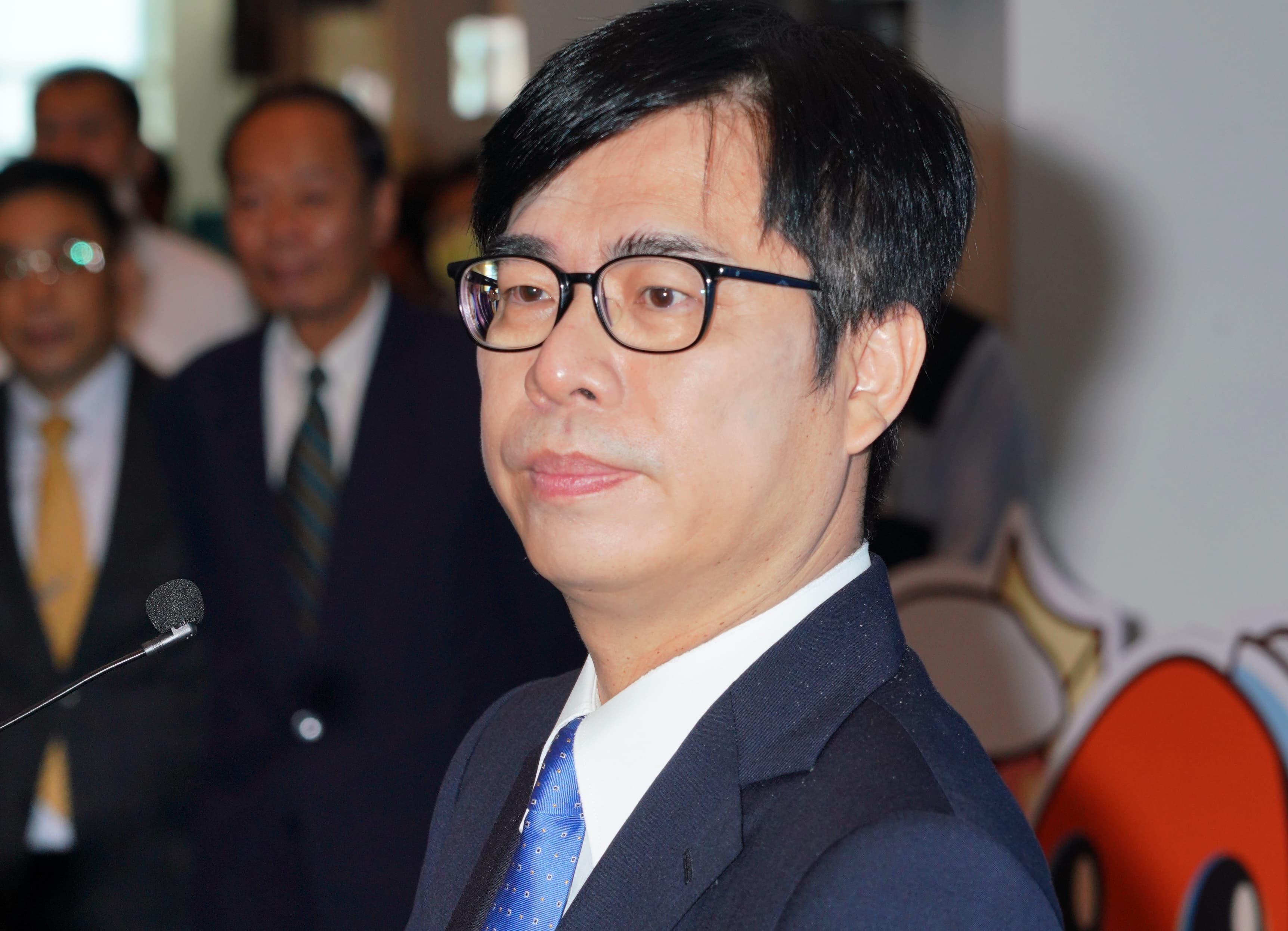 面對今晨駁二本東倉庫商店發生大火,市長陳其邁接受連訪時難掩失落表情。(本刊資料照)
