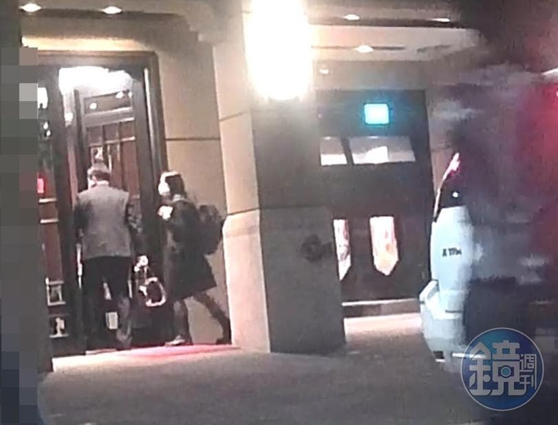 本刊直擊,2020年11月5日19:51:46,王定宇、顏若芳回家。