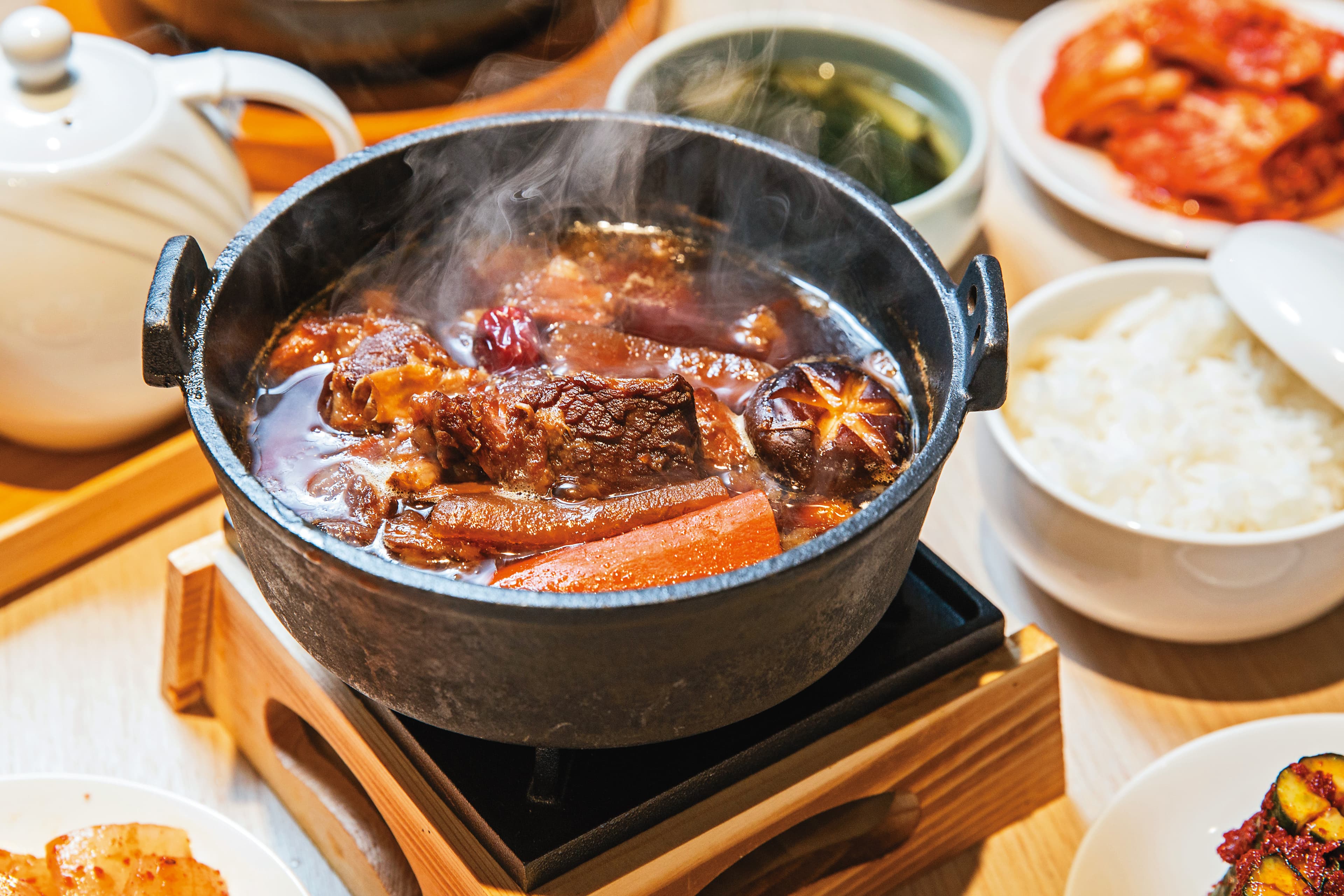 上桌後小火繼續滾的燉牛小排,入口即化,湯汁也十分下飯。(418元/份)