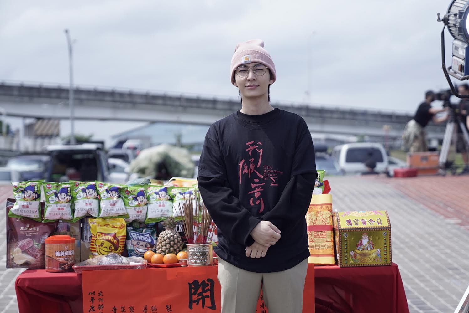 日前炎亞綸以本名吳庚霖演出新劇《我願意》,並飾演洗盡鉛華的人氣巨星,引發網友熱議。(絡思本娛樂製作公司)