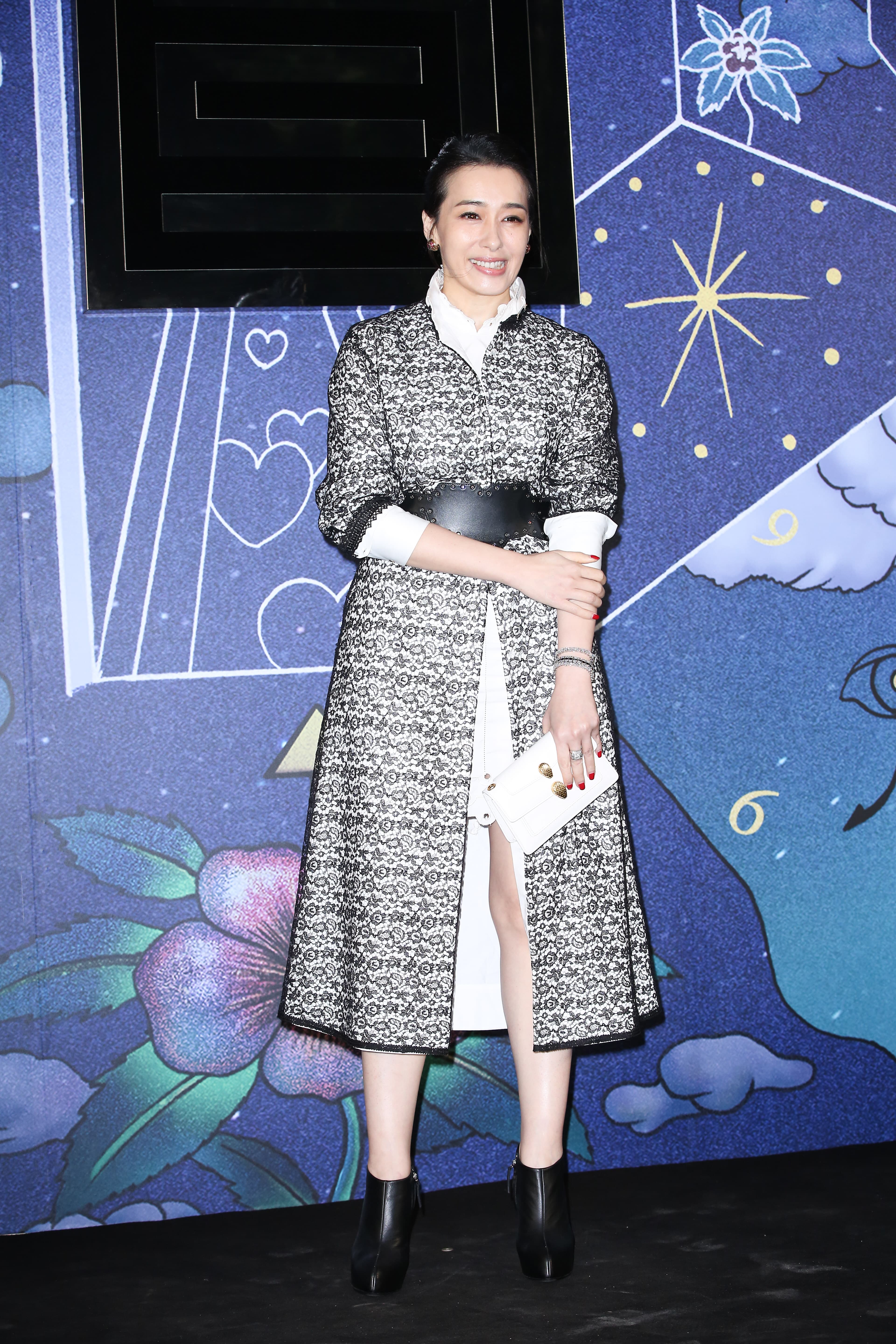 海基會前董事長江丙坤媳婦陳妍嵐不但看秀,女兒也第一次走秀,等於當上星媽。