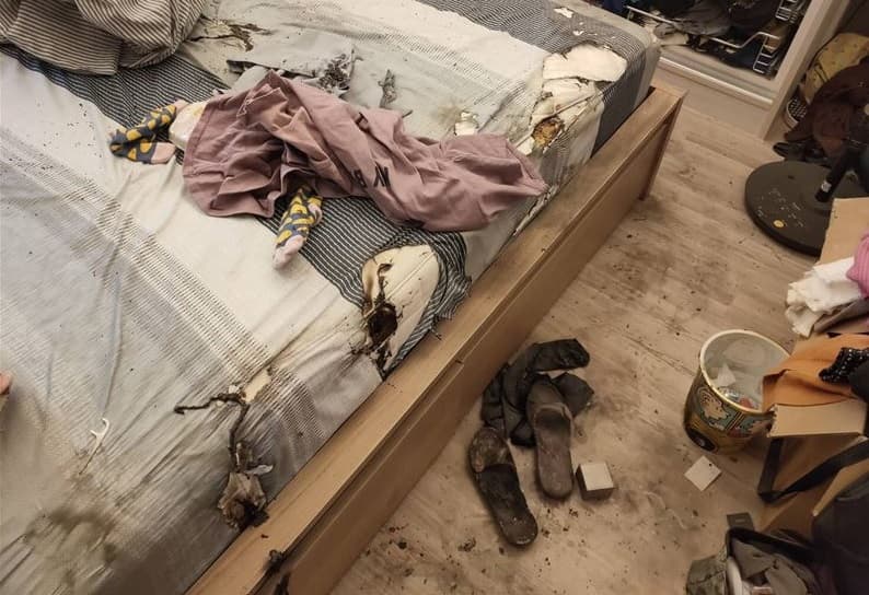 前空姐涉嫌潑油縱火,房間被燒得一片狼籍。(翻攝畫面)