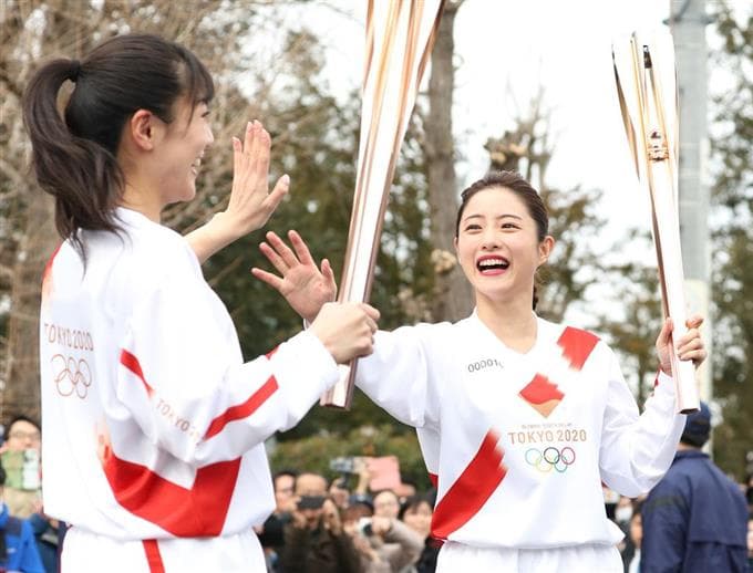 石原聰美(右)是東京奧運聖火形象大使,去年在長崎縣排演聖火傳遞,今年是否現身仍是未知數。(翻攝自產經體育報)