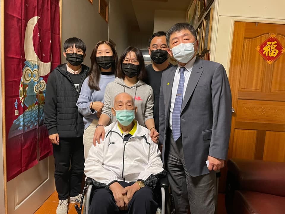部桃護理師一家7口染疫,如今已恢復正常生活。(翻攝自王必勝臉書)