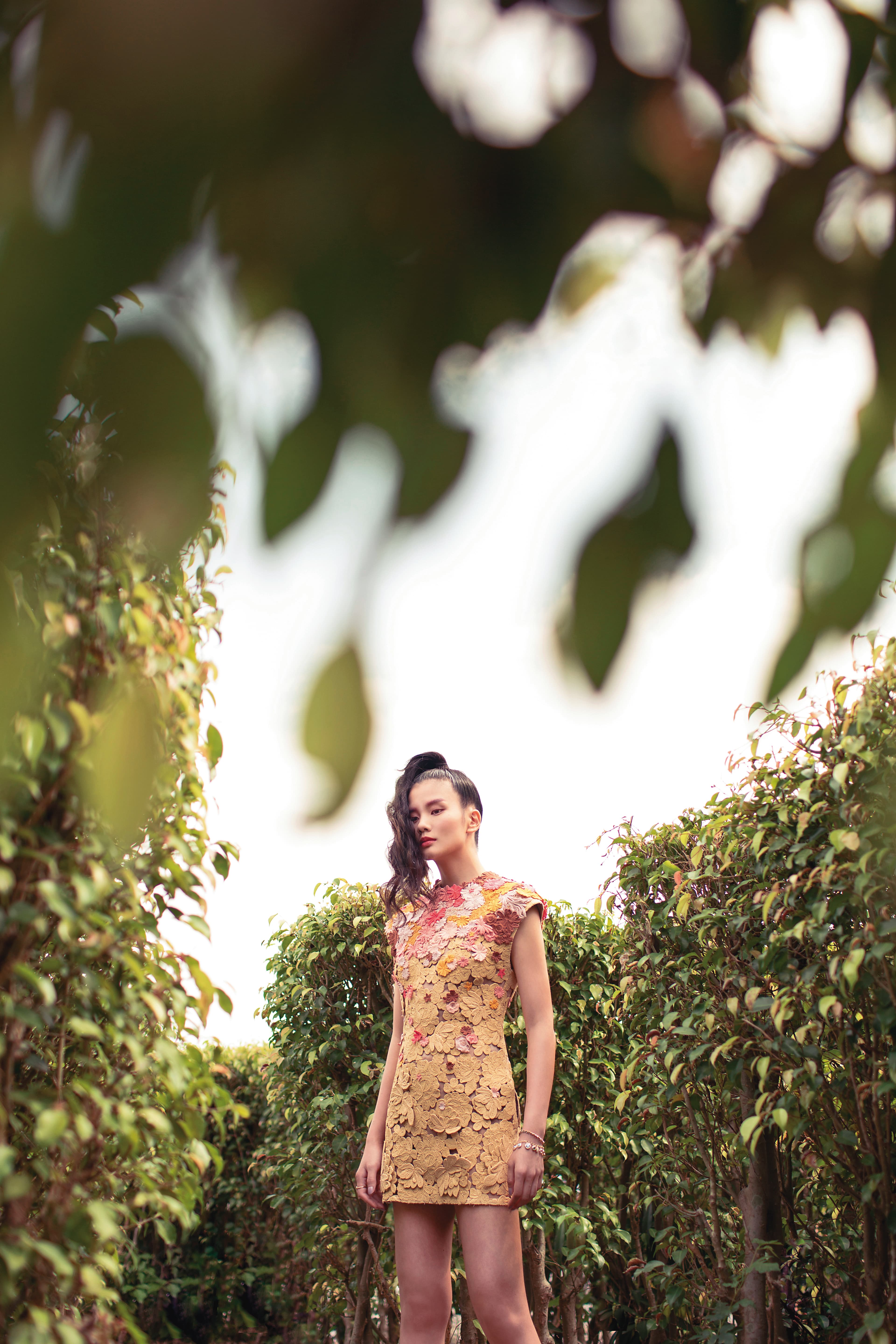 鏤空蕾絲刺繡洋裝 NT$276,000 by VALENTINO／Tennis手鐲 NT$5,990 by SWAROVSKI／Tahlia手鍊 NT$7,990 by SWAROVSKI