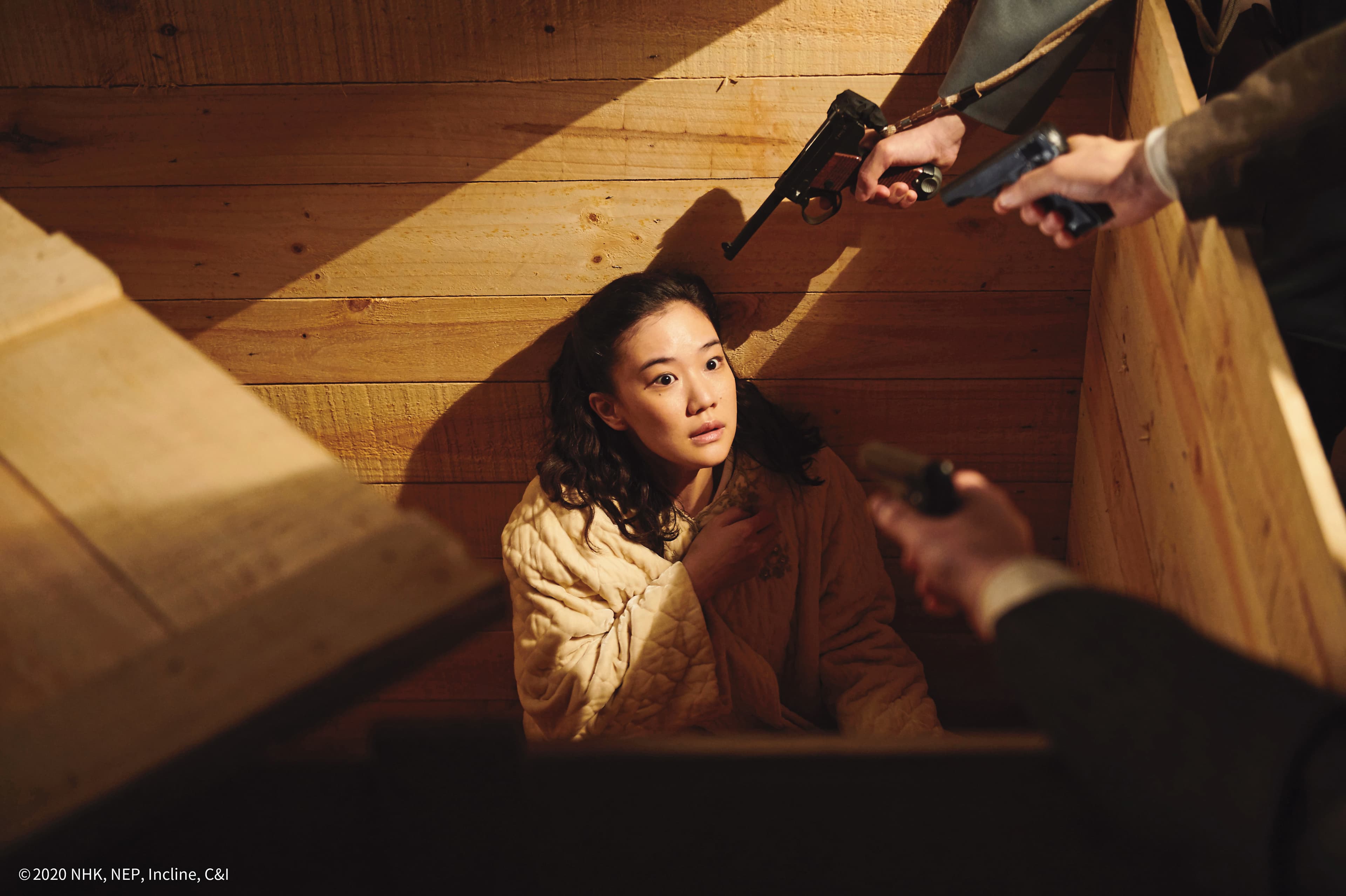 劇中蒼井優飾演商人之妻,為愛赴湯蹈火。(可樂電影提供) (C)2020 NHK, NEP, Incline, C&I