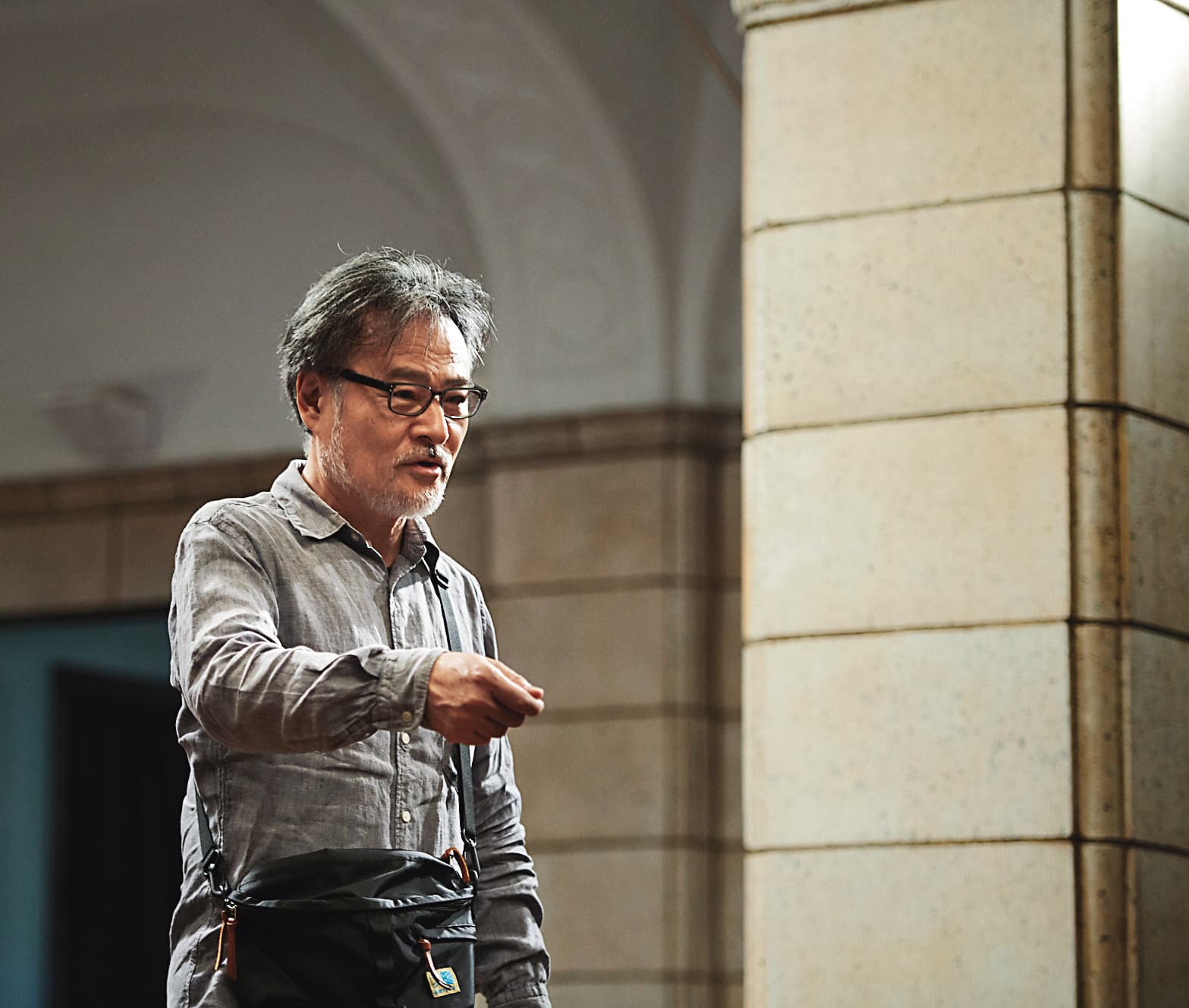 黑澤清首次挑戰時代劇作品《間諜之妻》,更親自拍攝劇中揭露日軍的影片。(可樂電影提供)(C)2020 NHK, NEP, Incline, C&I
