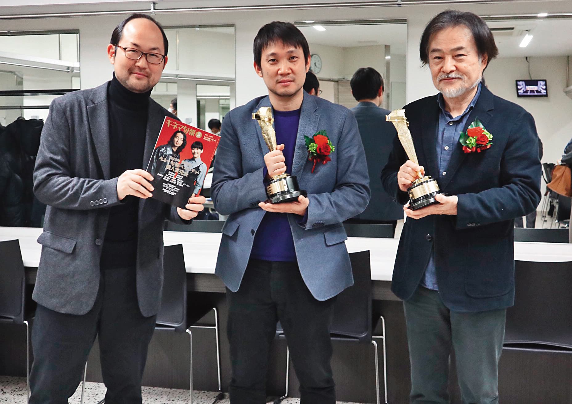 黑澤清(右起)首次與徒弟濱口龍介和野原位共同編劇《間諜之妻》,拿下日本旬報最佳劇本獎。(翻攝自《間諜之妻》官方推特)