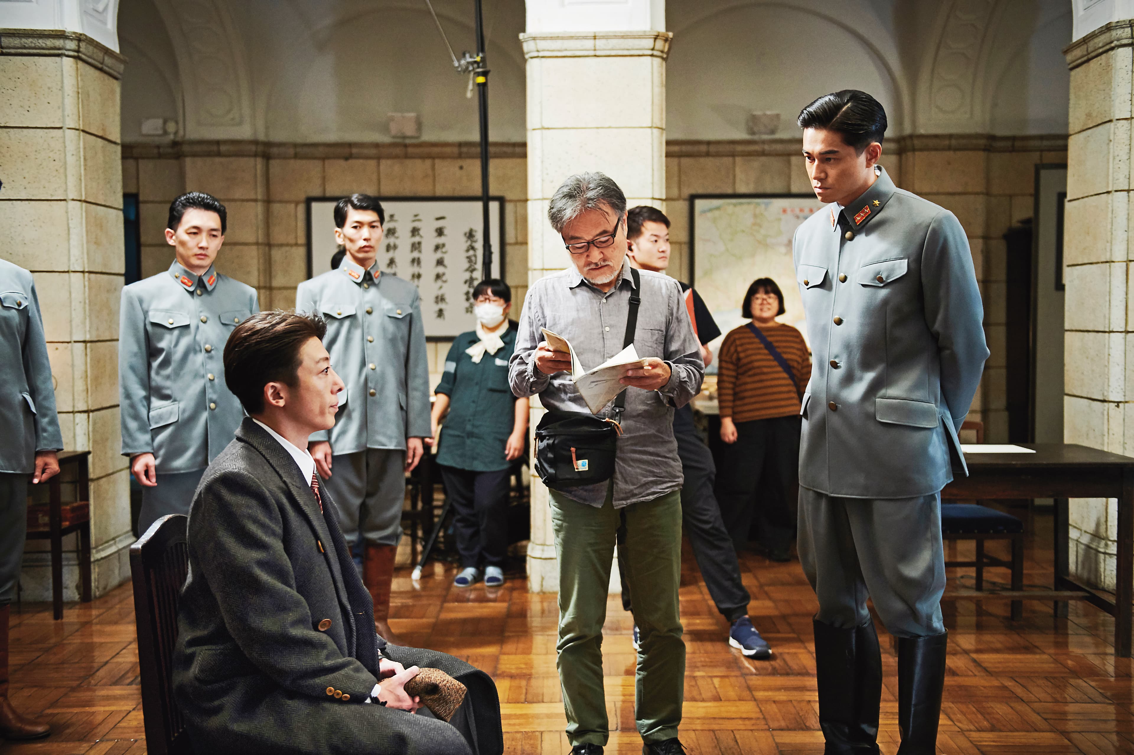 黑澤清(中)透露拍攝《間諜之妻》時無需特別提出要求,演員就能抓到精髓完美詮釋角色。(可樂電影提供)