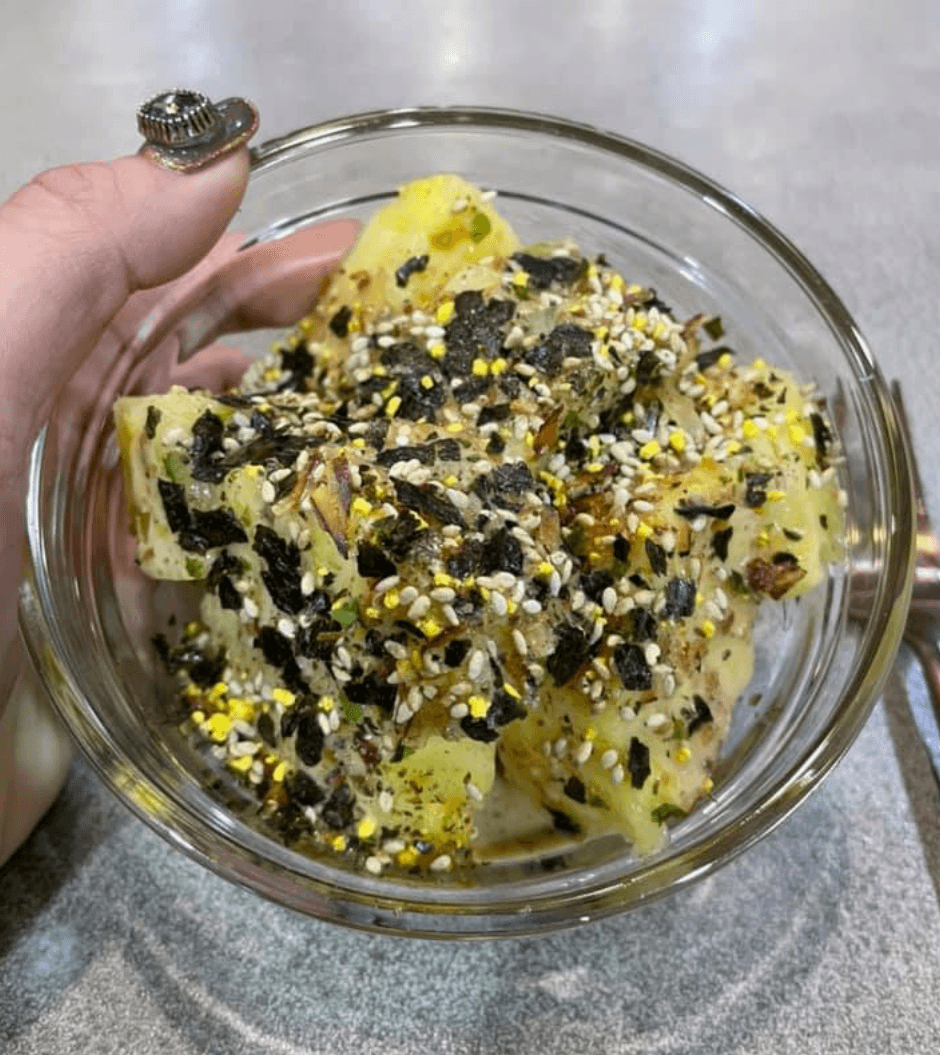 網友分享都把酸鳳梨加胡麻醬與飯島香鬆。(翻攝自爆廢公社二館)