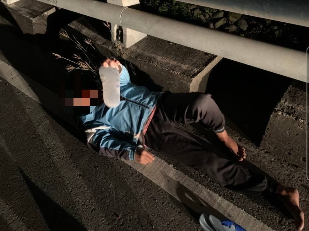 老翁深夜倒臥在視線不良的台9線上,若被車輛撞擊或輾壓後果不堪設想。(翻攝畫面)
