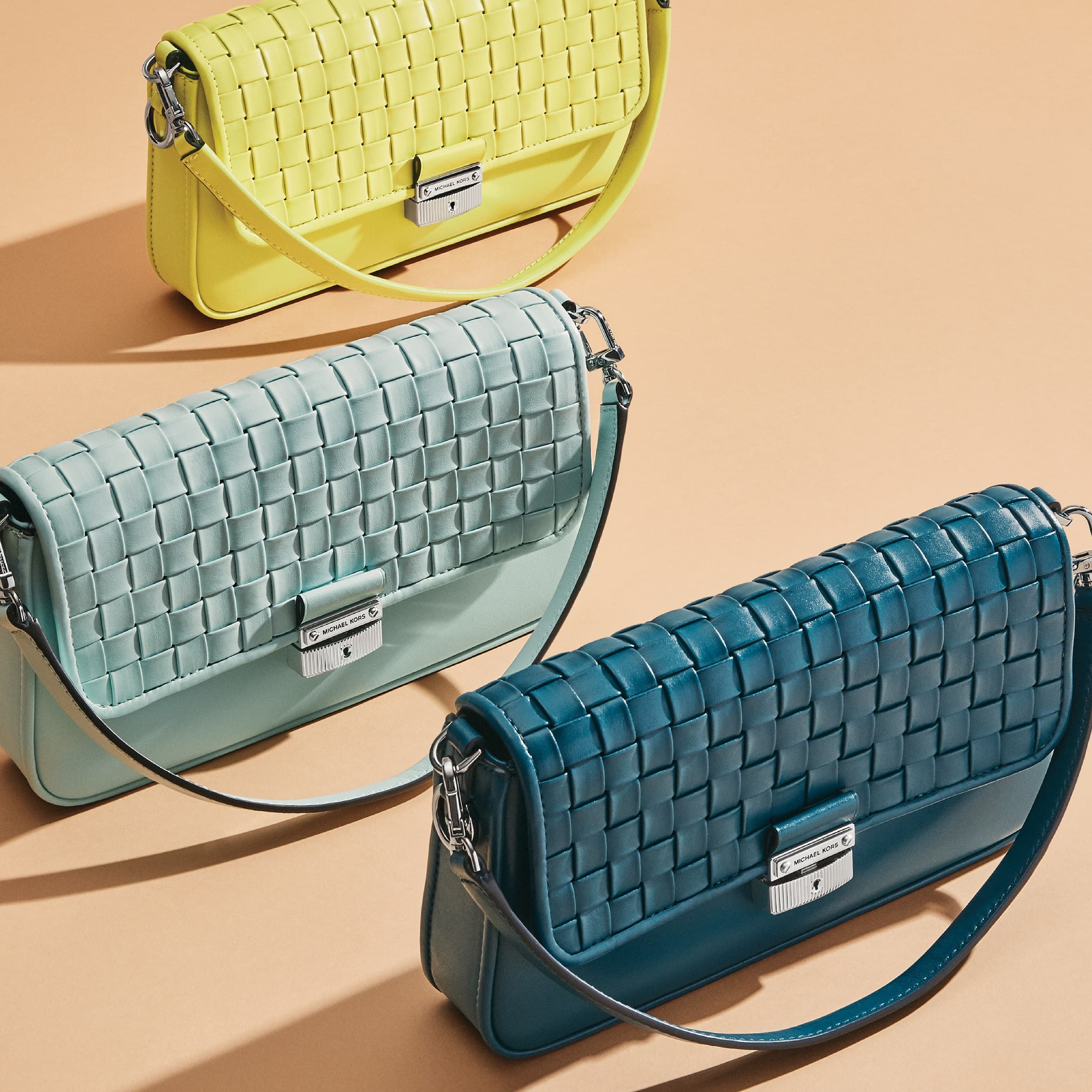 皮革編織Bradshaw系列。各NT$20,200。(MICHAEL KORS)