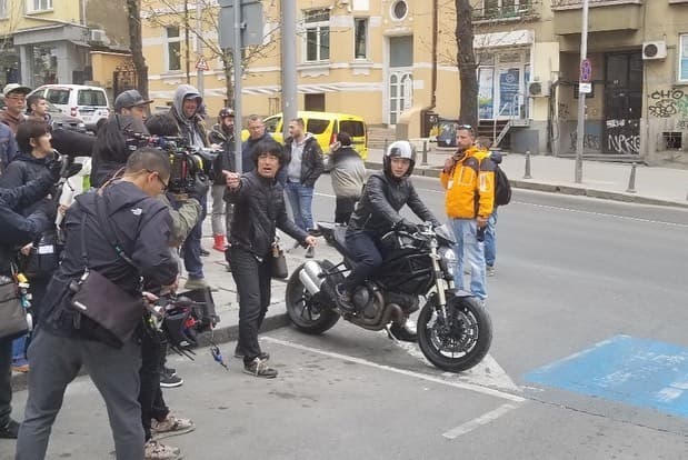 劇組封街拍攝卞約漢騎車戲,當地也出動許多工作人員確保動線。(翻攝自卞約漢Instagram)