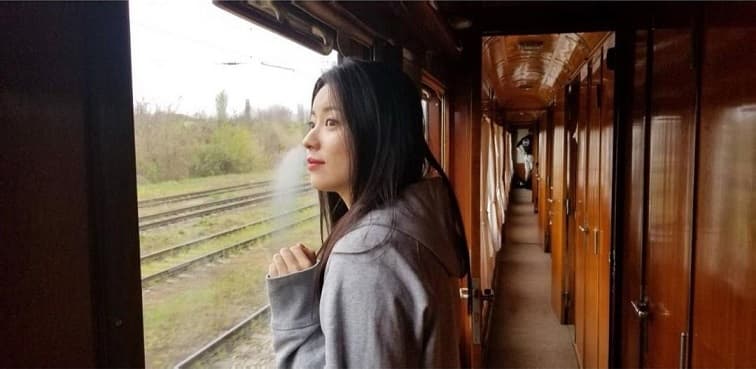 韓孝周日前在IG分享《太陽不會動》拍攝現場紀念照,替電影宣傳。(翻攝自韓孝周Instagram)