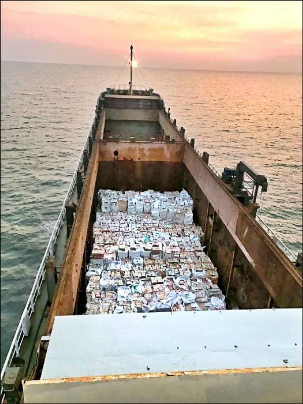 「通航6號」雜貨船在海巡艦艇戒護下駛回高雄港。(翻攝畫面)