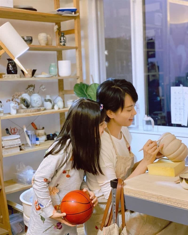 梁詠琪與女兒的合照,甜蜜滿滿。(翻攝自梁詠琪IG)