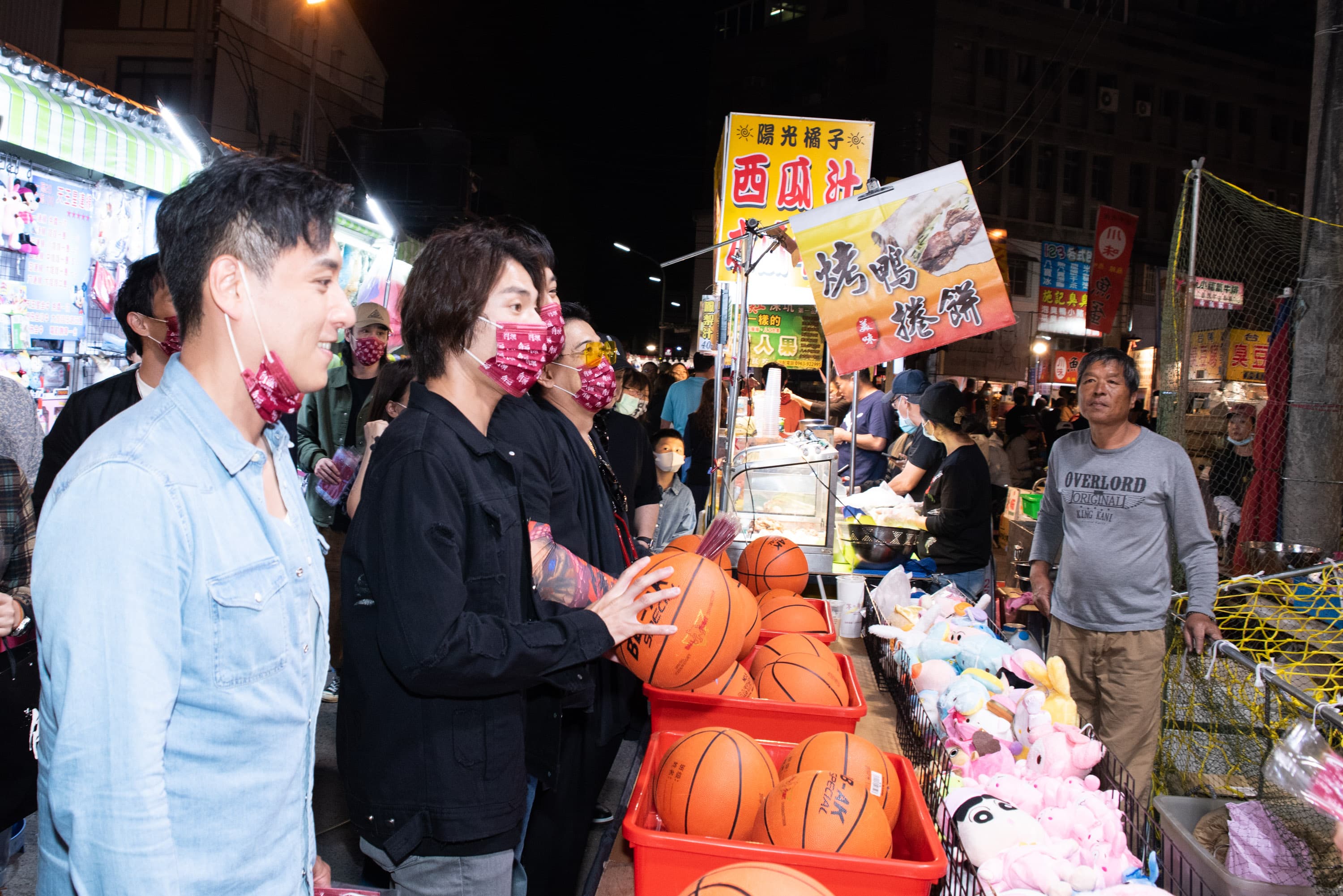 鄭人碩、唐振剛、高捷等人在夜市掃街謝票，很接在地地氣。（齊石提供）