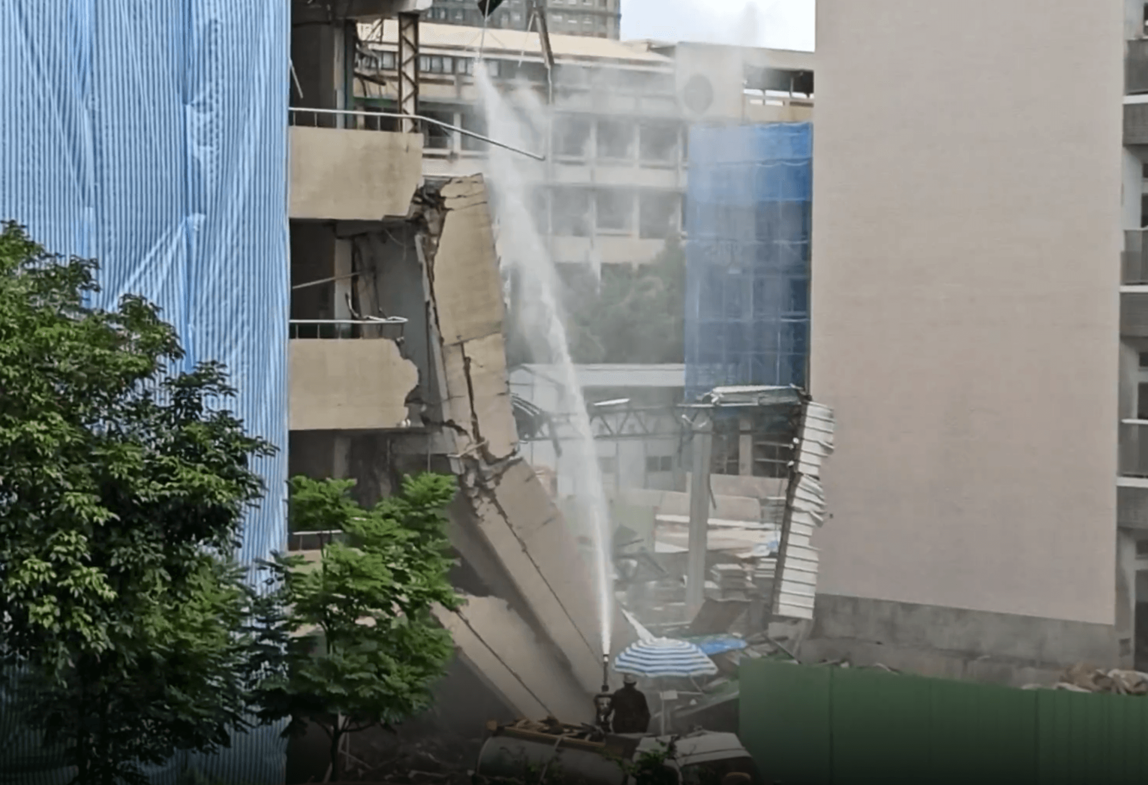 校舍在短短30秒內就被夷為平地,讓住戶承受極大的震波和巨大聲響。