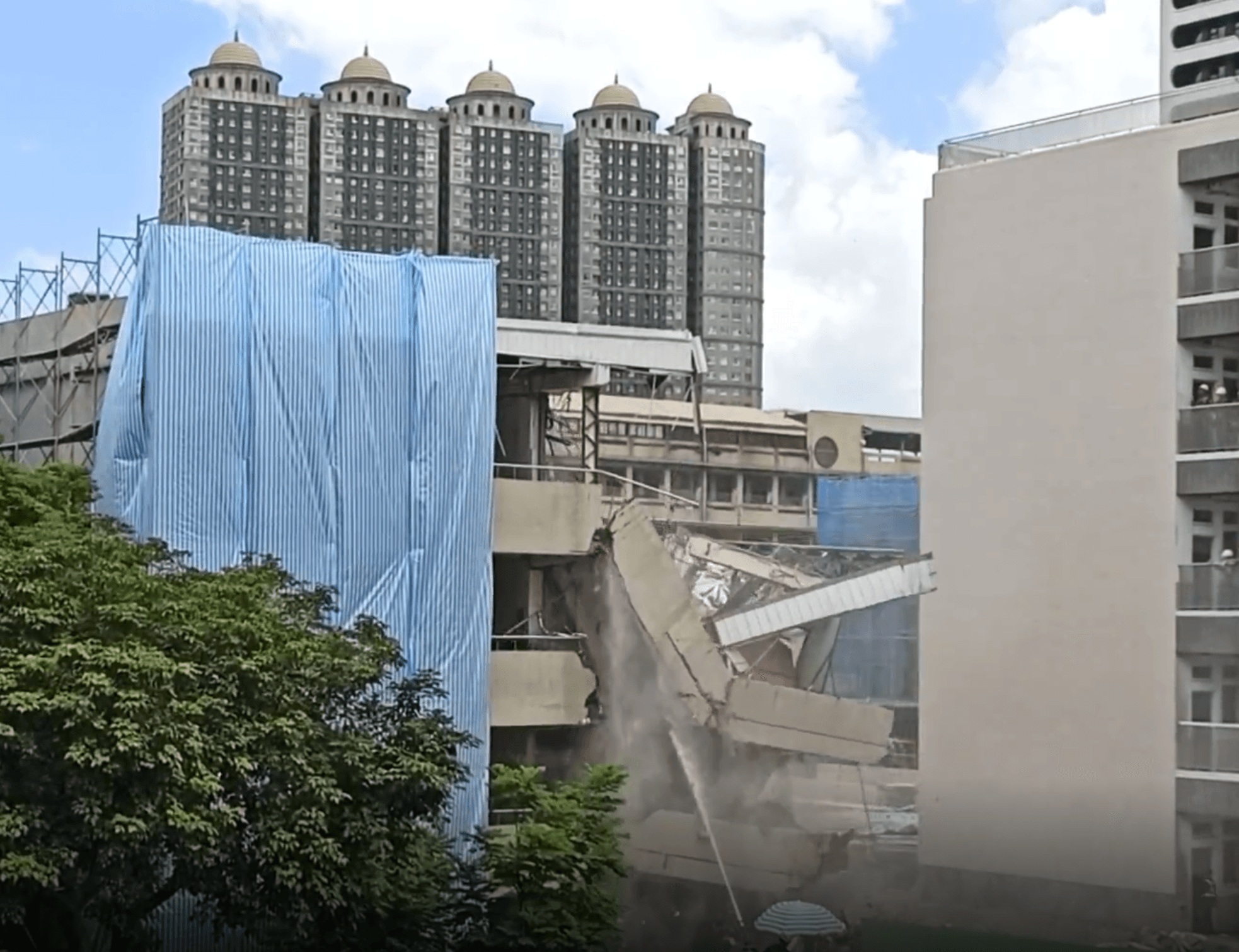 校舍在短短30秒內就被夷為平地,讓住戶承受極大的震波和巨大聲響。