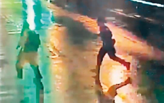 于姓房仲(左)砍人後企圖逃跑,警方(右)在後追趕將他逮捕到案,過程全被監視器錄下。(翻攝畫面)