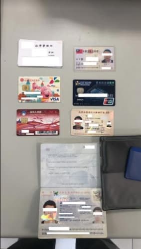 警方今(15日)逮捕寶和會和堂組長劉志強到案,並發現他隨身攜帶台胞證、護照、廈門銀行卡。(警方提供)