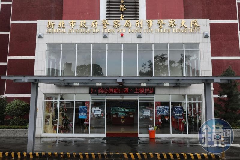 眾所矚目的館長槍擊案新北市刑大繼發生手錶遭竊後,近日又在天花板搜出槍毒。