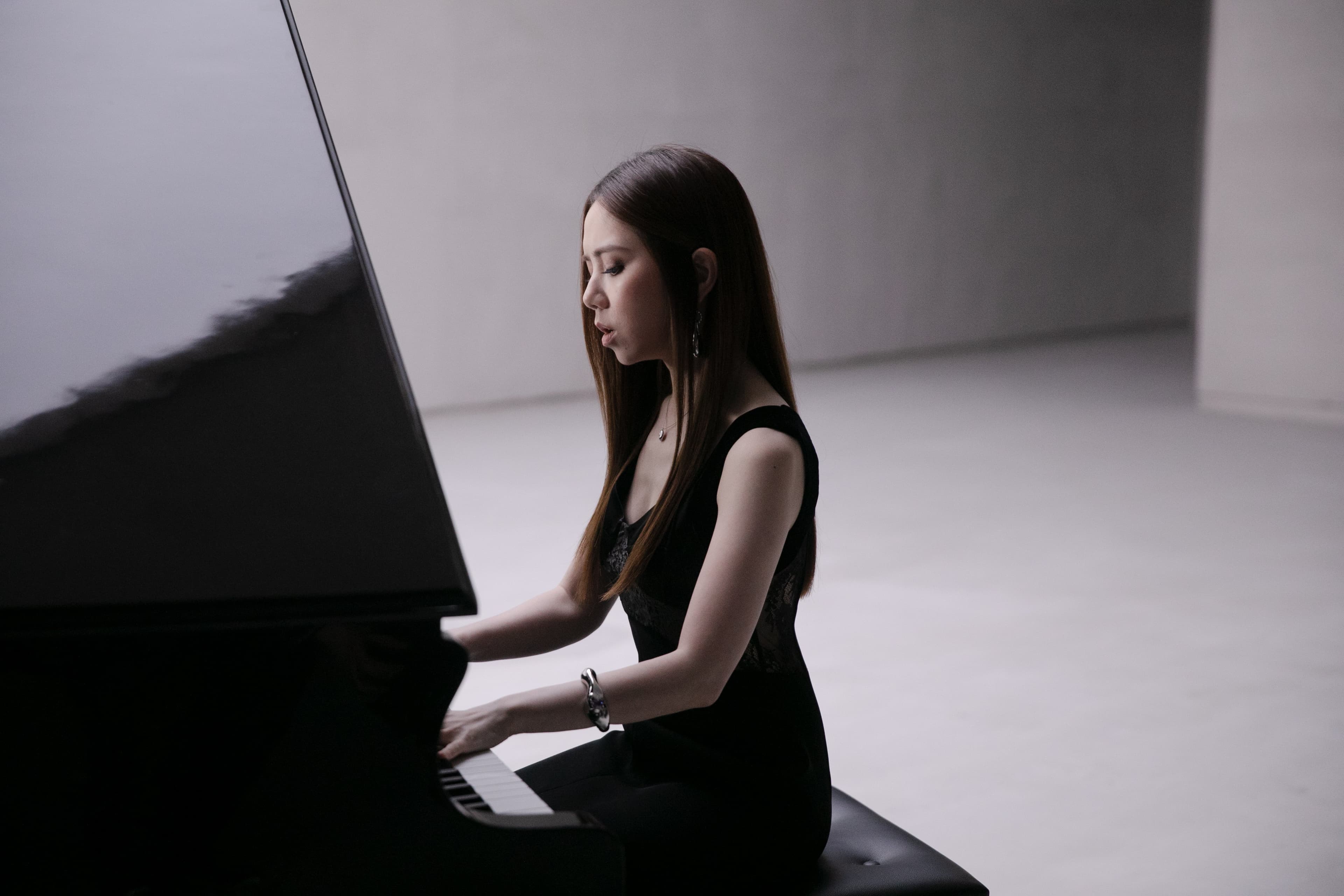鄧紫棋繼年初推出單曲〈平行世界〉後,再推出去年內心獨白作品〈孤獨〉MV。(索尼音樂提供)