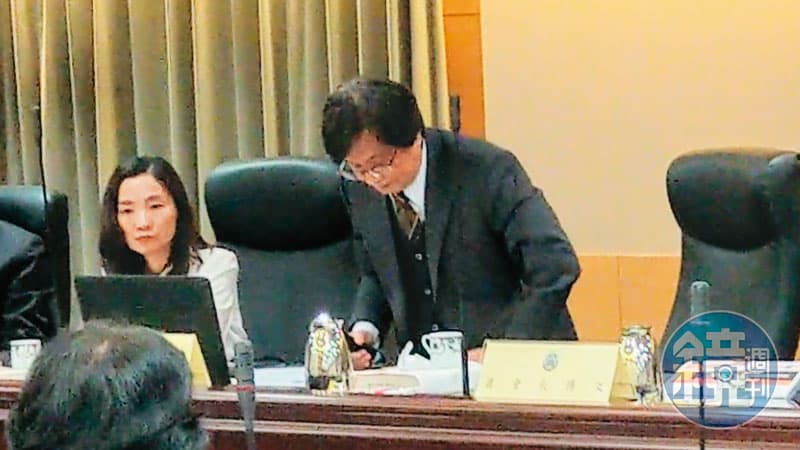 最高法院院長吳燦(右)日前針對石木欽案引起軒然大波,哽咽向外界鞠躬致歉。