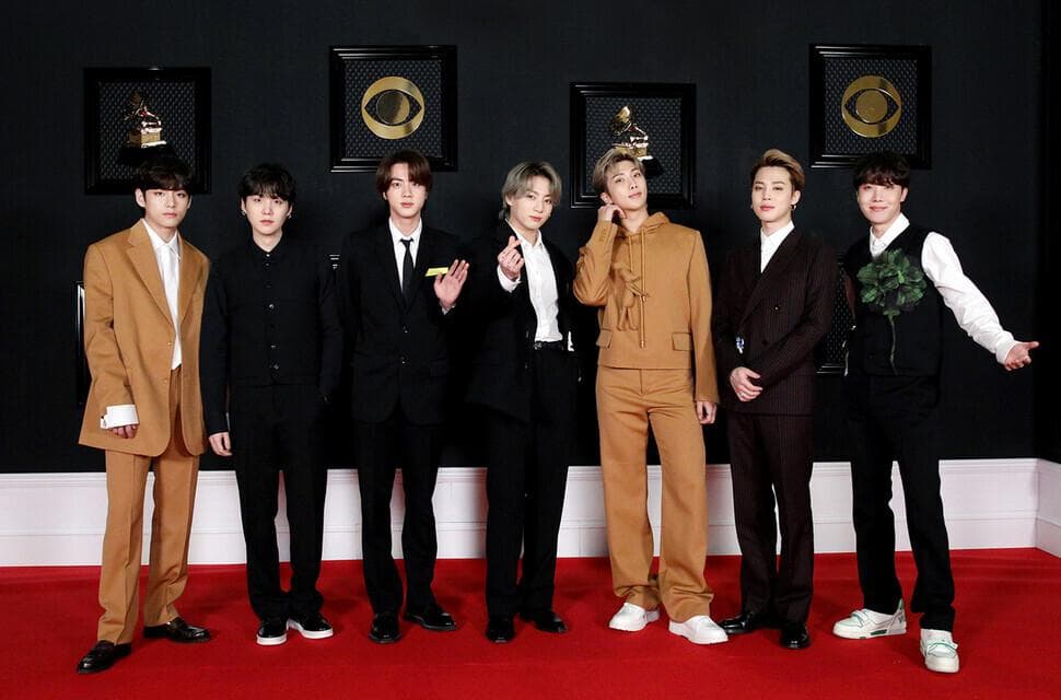 BTS防彈少年團身穿Louis Vuitton 2021秋冬男裝現身葛萊美頒獎典禮紅毯。(網路圖片)