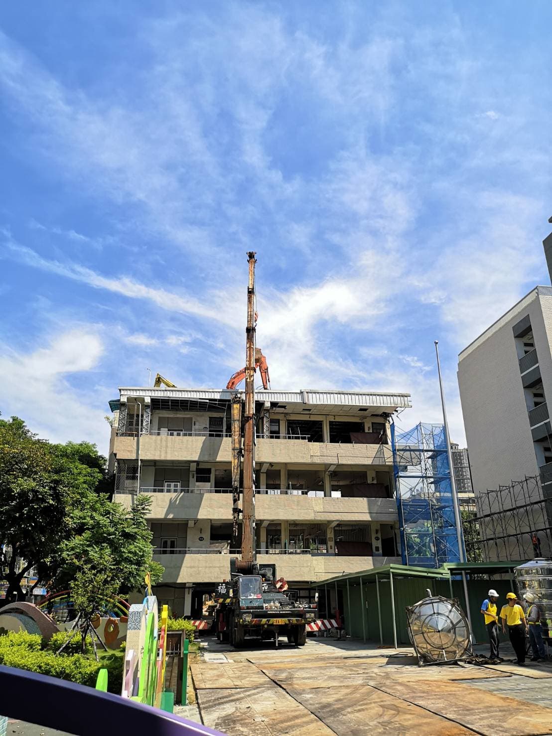 新北市工務局解釋,A小姐所提供的影片則是拆除舊校舍穿堂層1樓,乃因穿堂下並無建築物,若施工怪手站在穿堂頂版進行拆除,將危及拆除作業。(新北市工務局提供)