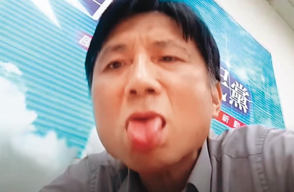 詹江村伸舌狂舔,嘔…「人帥為你濕、人醜吃官司」原來是真的!(翻攝自眼球中央電視台YT)