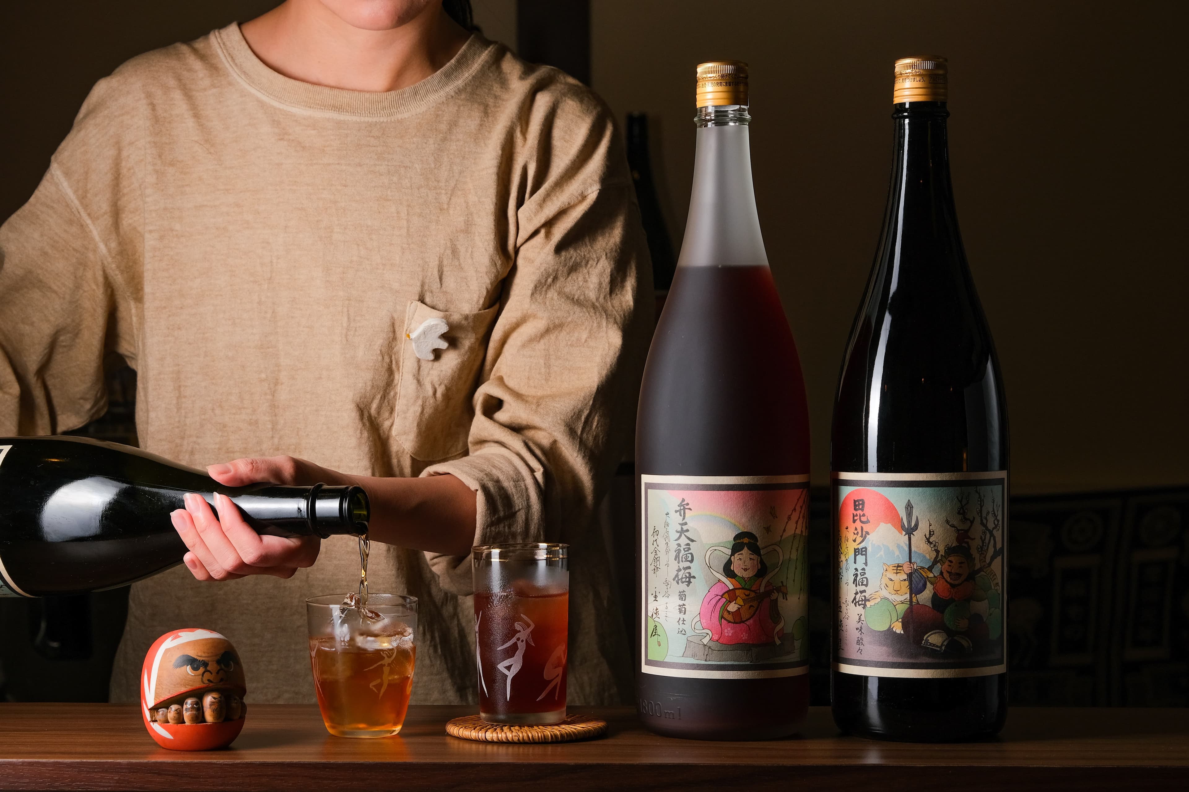「弁天福梅酒」(左)無論香氣與口感皆飽含帶葡萄香,後味深沉。使用青梅釀造的「毘沙門福梅酒」(右)酸香宜人,餘韻悠長。(兩款皆為230元/杯)