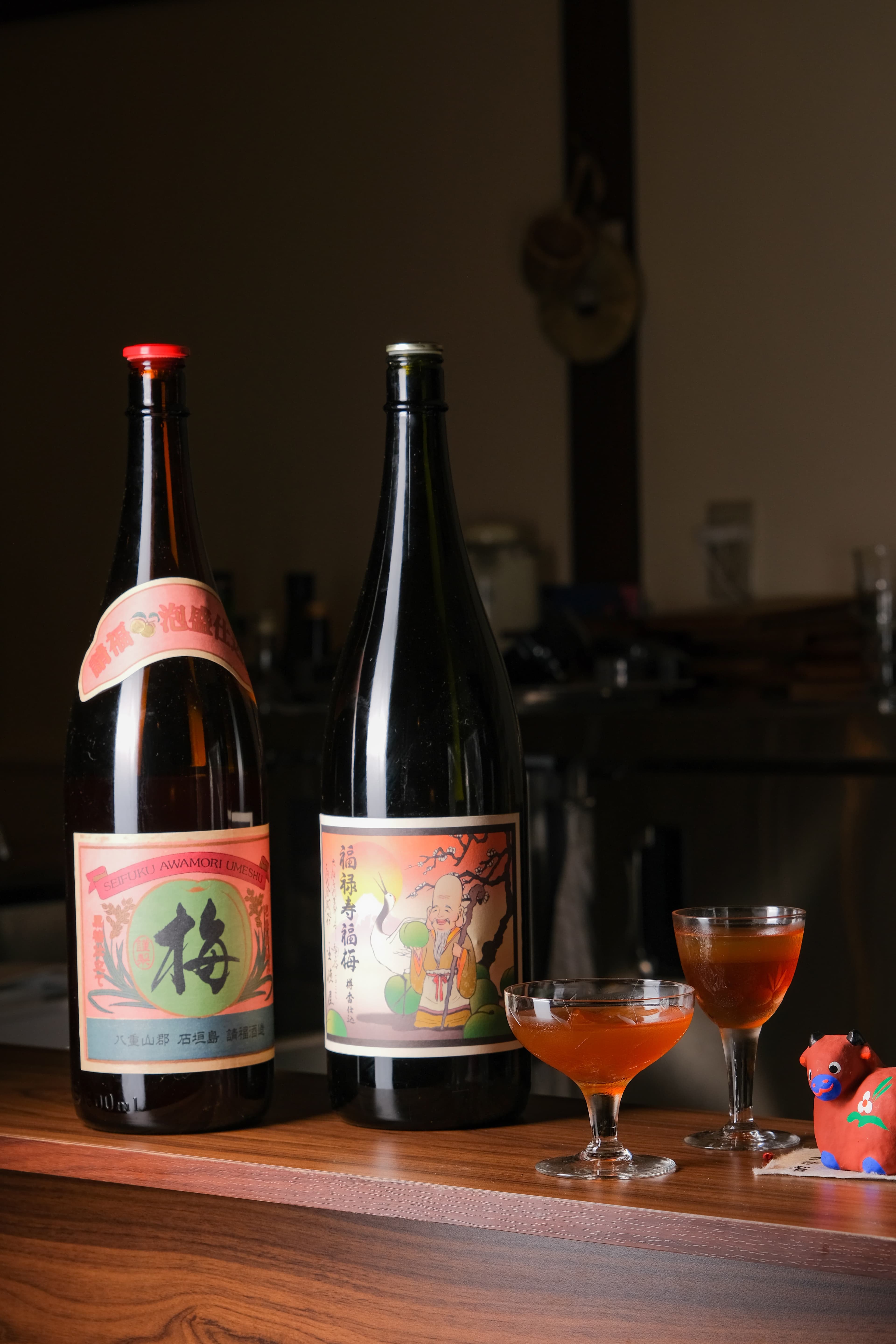 以琉球燒酎泡盛為基底的「請福梅酒」(左),淡淡黑糖香氣述說著日本南島風味。「福祿壽福梅酒」(右)帶有濃厚的白蘭地甘飴。(兩款皆為230元/杯)
