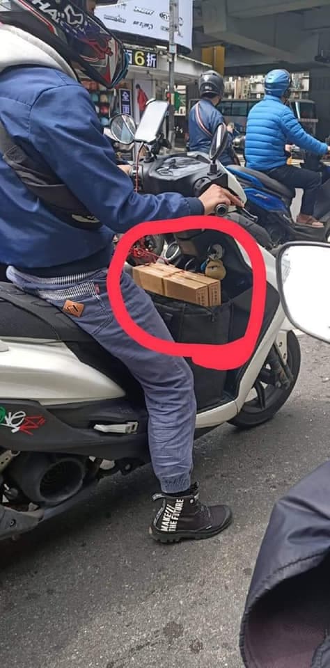 網友轉貼外送員將披薩垂直插在保溫袋中的照片,引起熱議。(翻攝自外送員的奇聞怪事臉書)