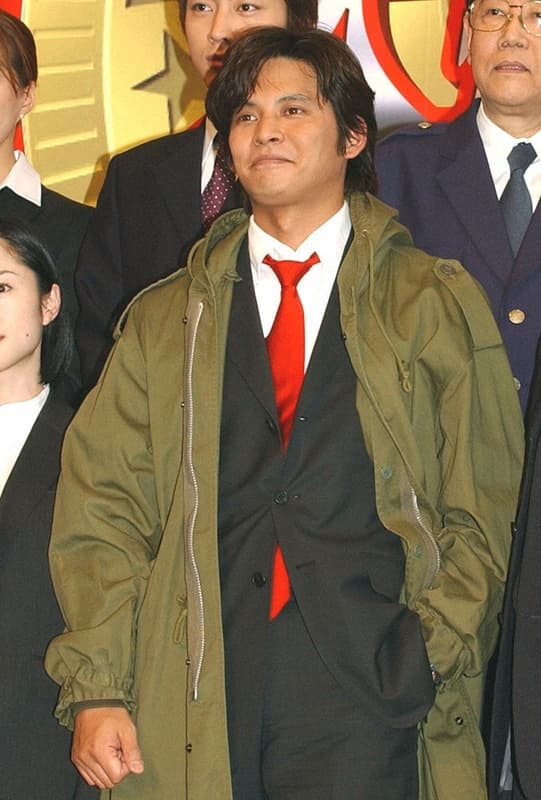 高橋一生的造型和當年織田裕二(圖)在《大搜查線》中的刑警look一模一樣。(翻攝自網路)