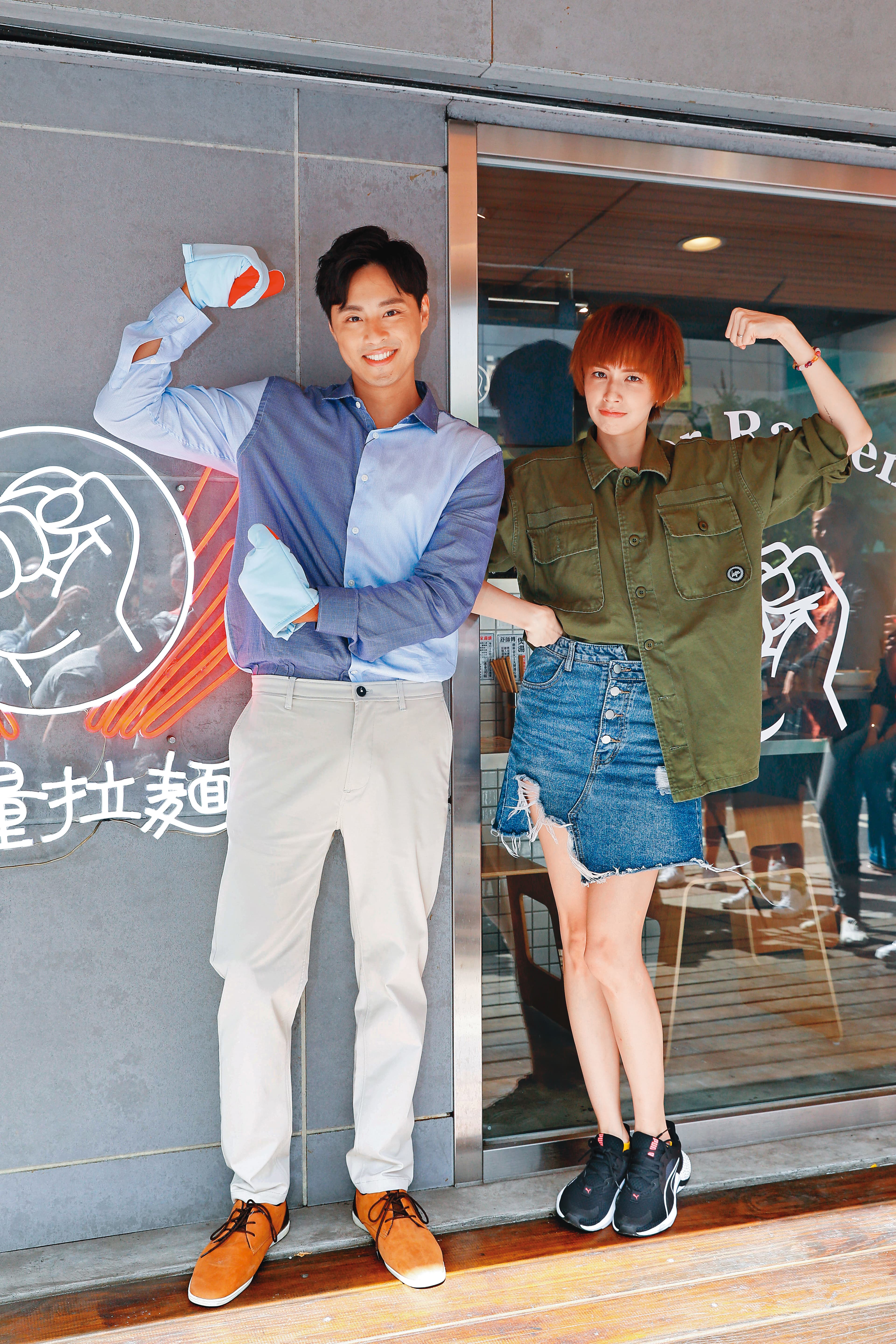 過去孫其君(左)曾想說不工作,但最近開了拉麵店,並且做足宣傳,找來好友袁艾菲(右)站台。