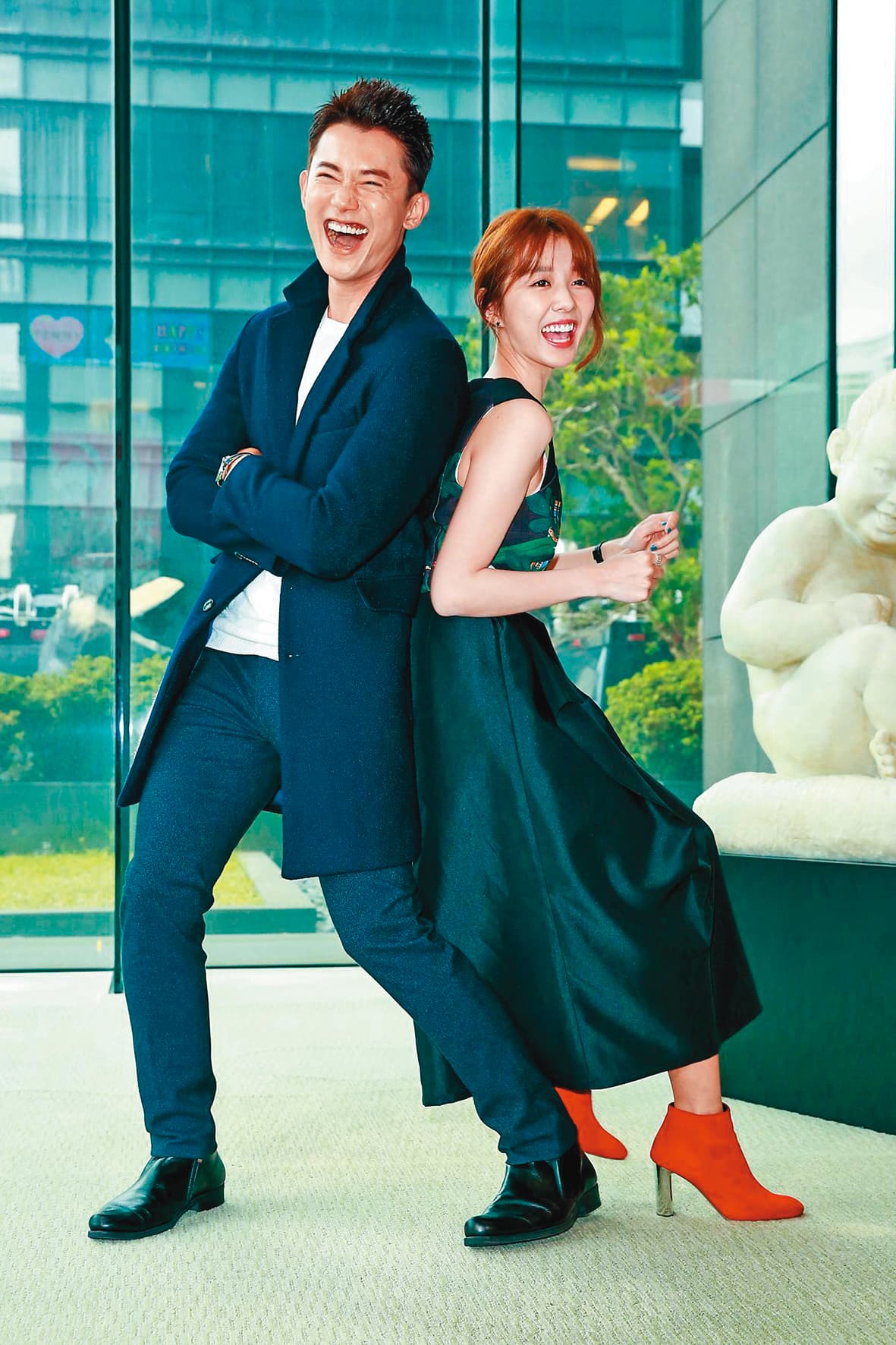 吳慷仁(左)、邵雨薇(右)的情史都從周邊下手,多半都是合作演出對象。(本刊資料照)