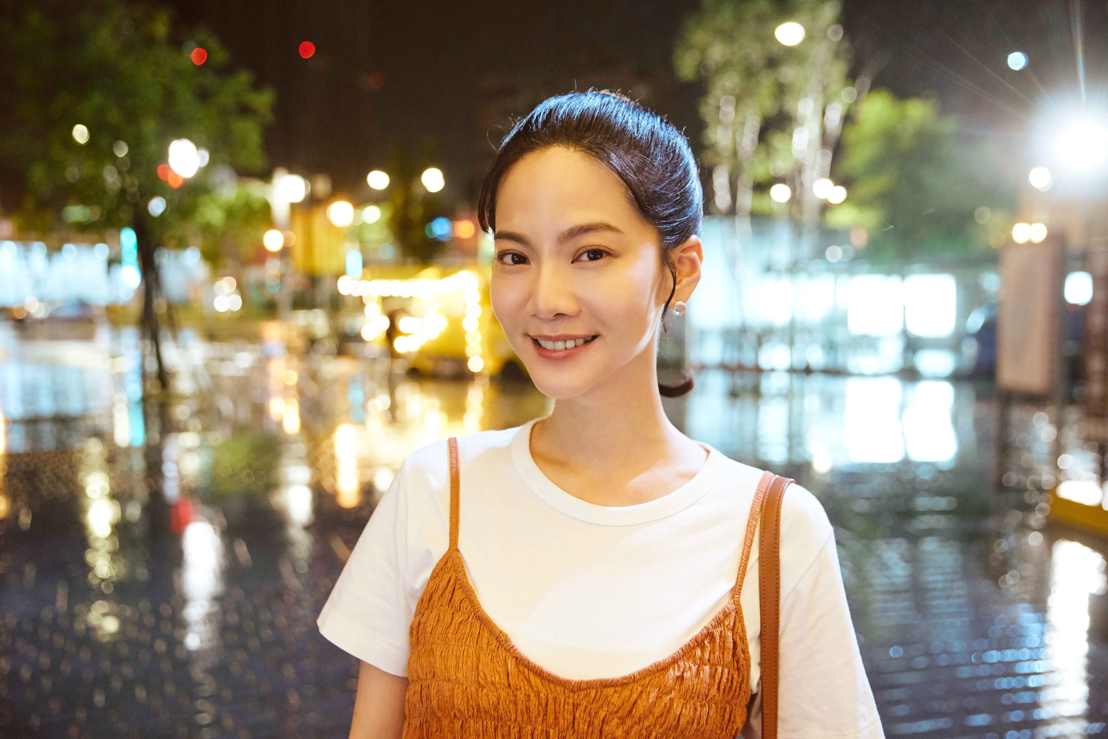 《無神之地不下雨》女主角曾之喬在眾神卡司中是唯一的人類「謝天娣」。(三鳳製作提供)