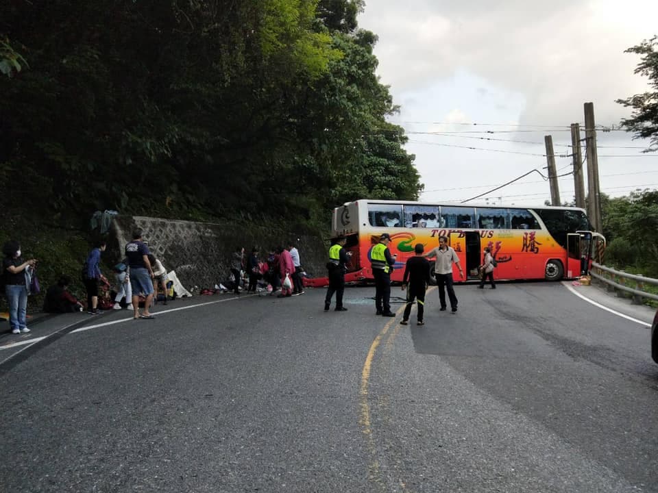 魯孝亞稱若遊覽車再多往前滑行一點,乘客有可能只是受傷。(翻攝自宜蘭勁好行)
