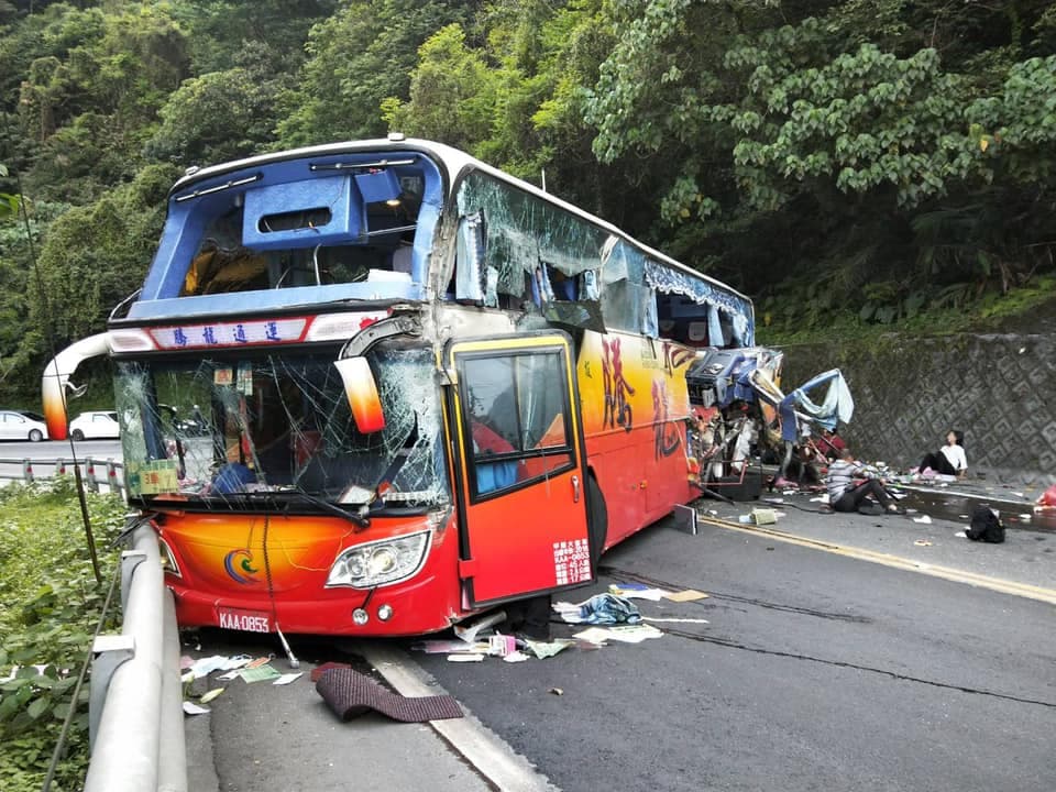 新北市新店復興里民前往花蓮兩天一夜里民旅遊,遊覽車自撞山壁後再撞護欄,造成6死39傷。(翻攝自宜蘭勁好行臉書)