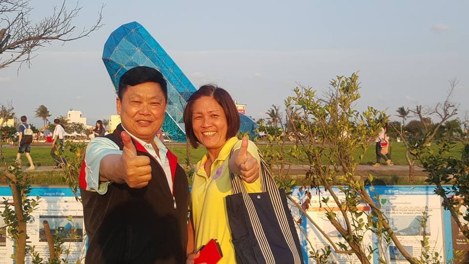 台北市福安里長謝文加(左)與妻子謝素珍。(翻攝謝文加臉書)
