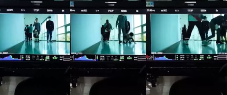 宋仲基姪子在片場玩耍,他原先還在後方跟著開玩笑,但一準備開拍立刻上前單手把姪子抱離現場。(翻攝自網路)