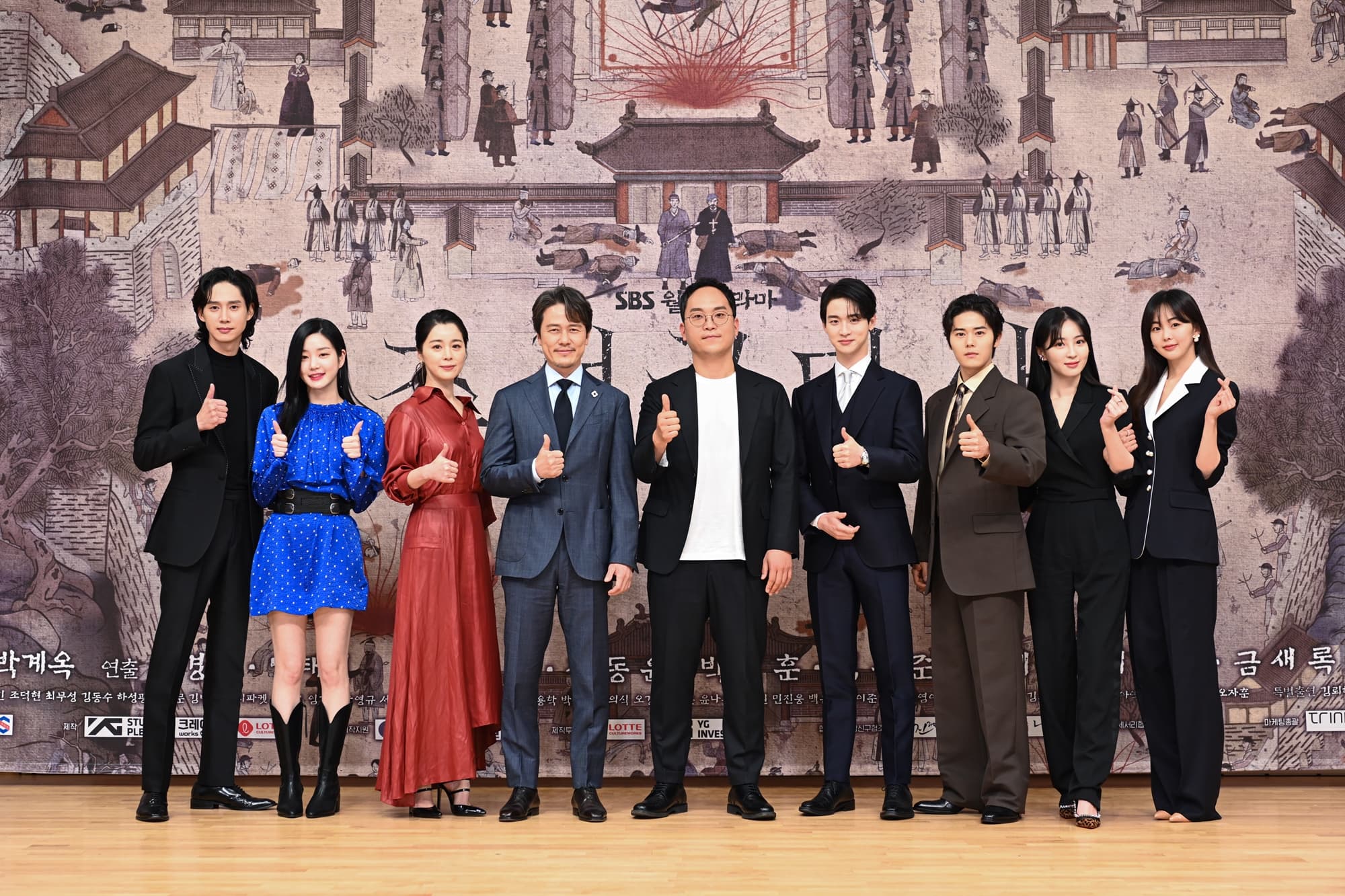 《朝鮮驅魔師》今（17日）舉行記者會，朴成勳（左起）、李侑菲、徐令姬、甘宇成、申景秀導演、張東潤、金桐俊、鄭惠成與琴世祿出席。（friDay影音提供）